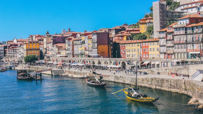 Vista panoramica del golfo di Napoli — mercato immobiliare Campania Napoli confronto Puglia 2025